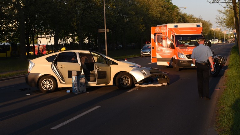 Heerstraße: Taxi kollidiert mit Motorrad – Biker stirbt am Unfallort