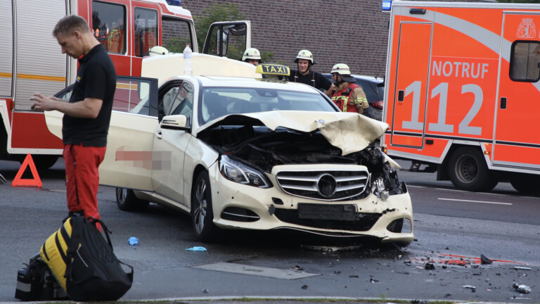 Taxi und Audi krachen zusammen – sechs Verletzte