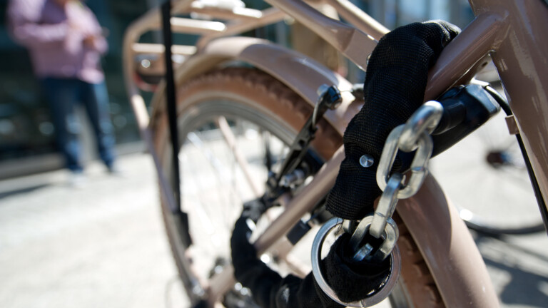 Betrunkener Rentner (73) knackt mit Axt Fahrrad – Festnahme! – B.Z. Berlin