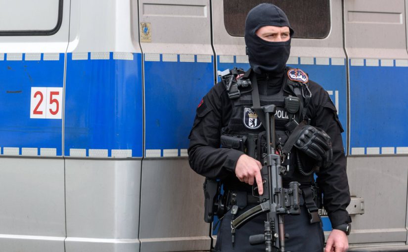 Berlin-Polizei-Ticker : 16-Jähriger geht mit Hammer auf Rettungswagen los – Berliner Kurier