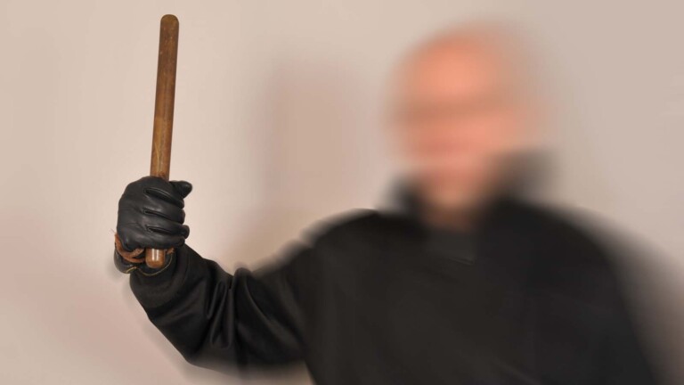 Wegen zu lauter Musik – Unbekannter prügelt mit Schlagstock auf zwei Männer ein – B.Z. Berlin