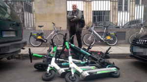Ärger über volle Gehwege: Unbekannter stapelt Leihräder in Berlin-Mitte