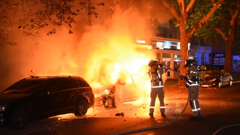 Wieder Autobrände! Sechs Wagen in Spandau beschädigt – B.Z. Berlin